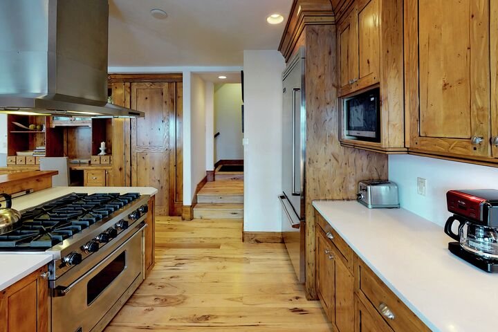 Redwood East - 4 Bdrm HT - Kitchen