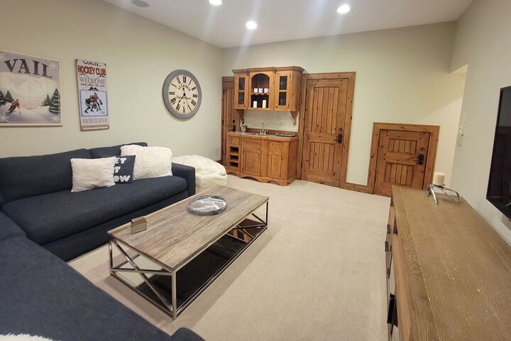 Redwood East - 4 Bdrm HT - Den