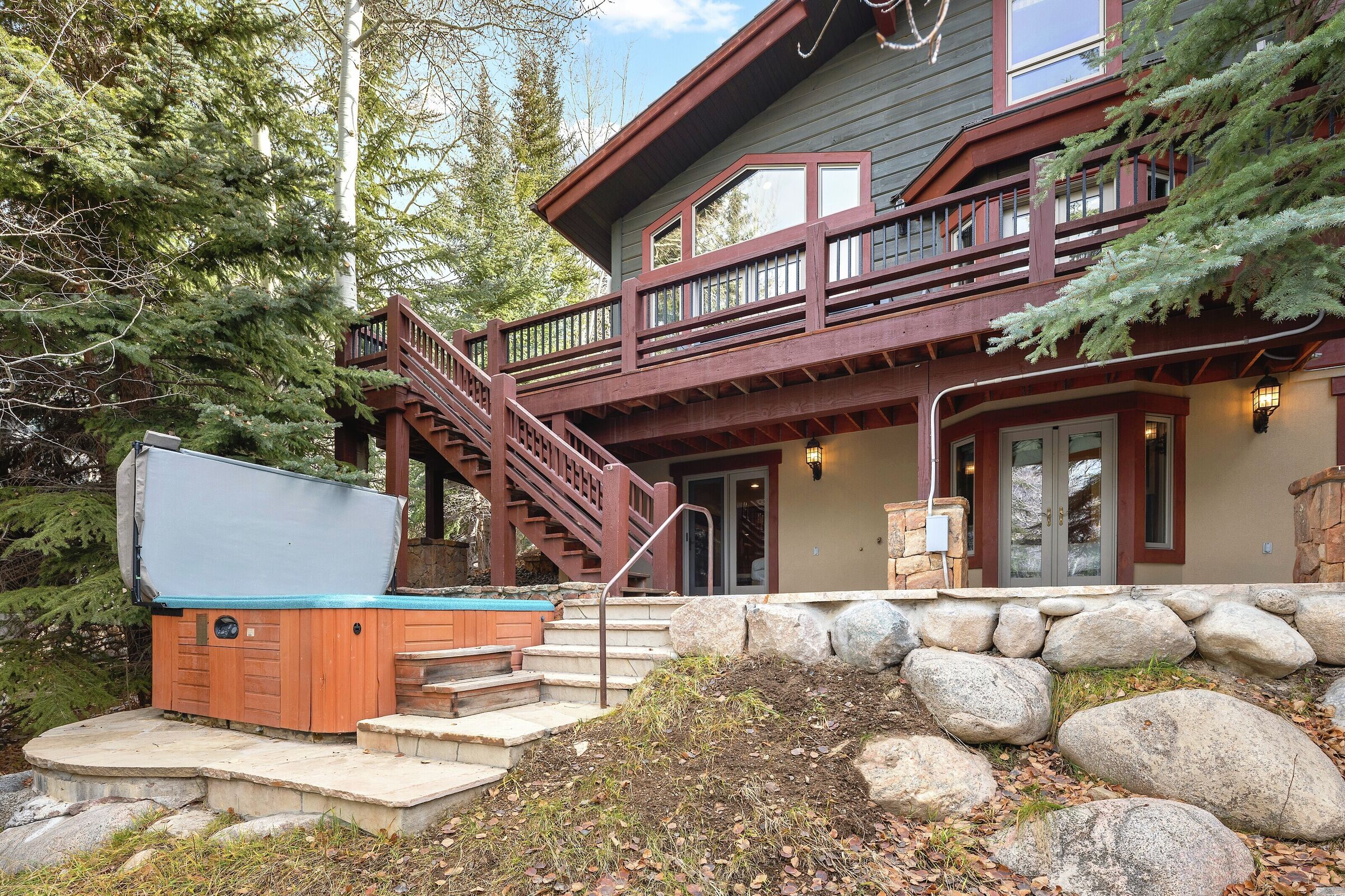 Redwood East - 4 Bdrm HT - Patio with Hot Tub