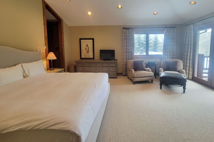 Redwood East - 4 Bdrm HT - Master Bedroom