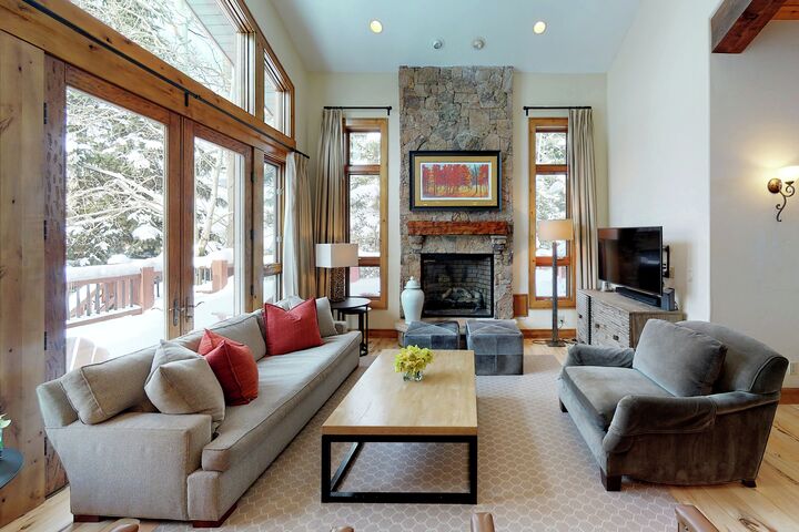 Redwood East - 4 Bdrm HT - Living Area