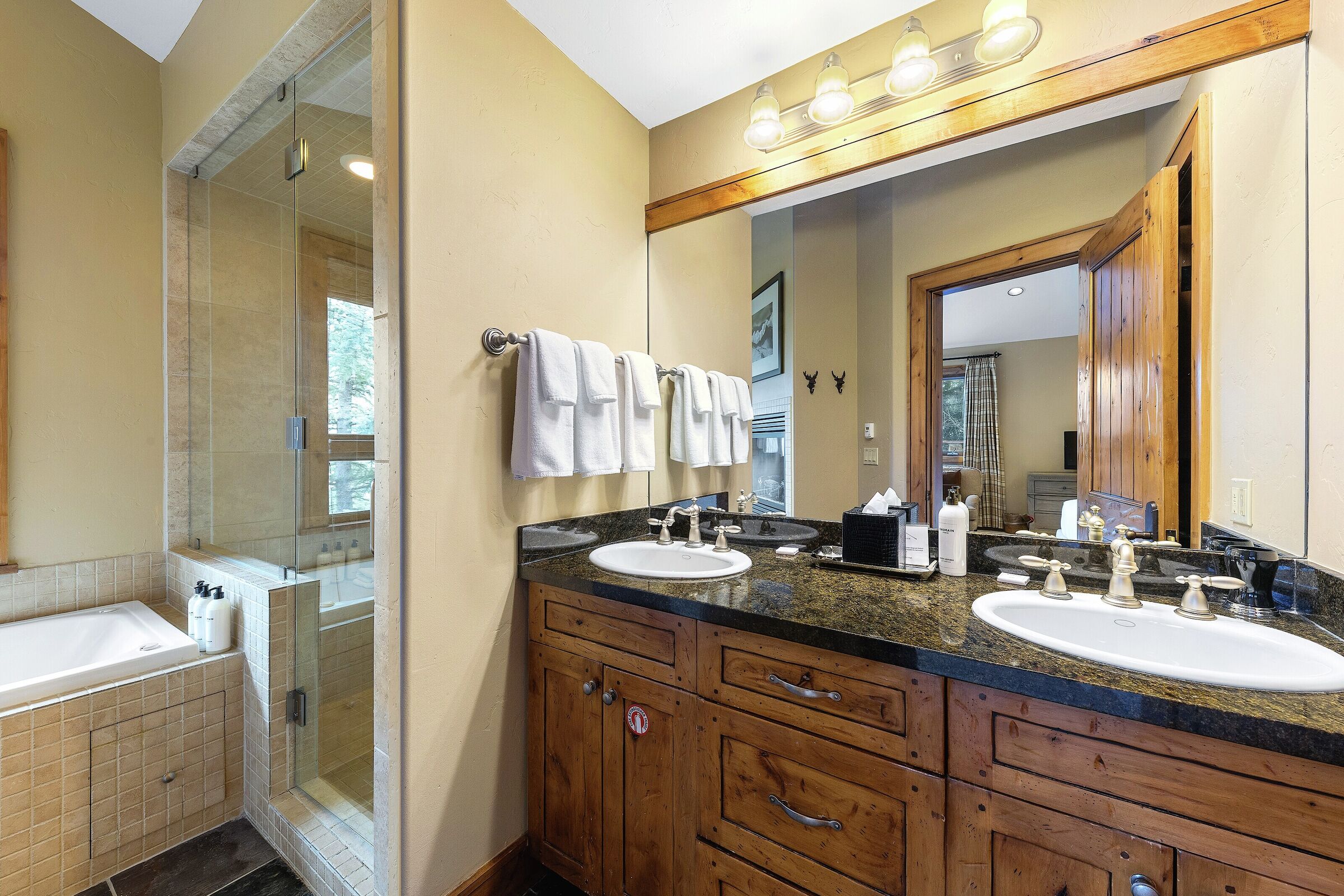 Redwood East - 4 Bdrm HT - Master Ensuite Bathroom