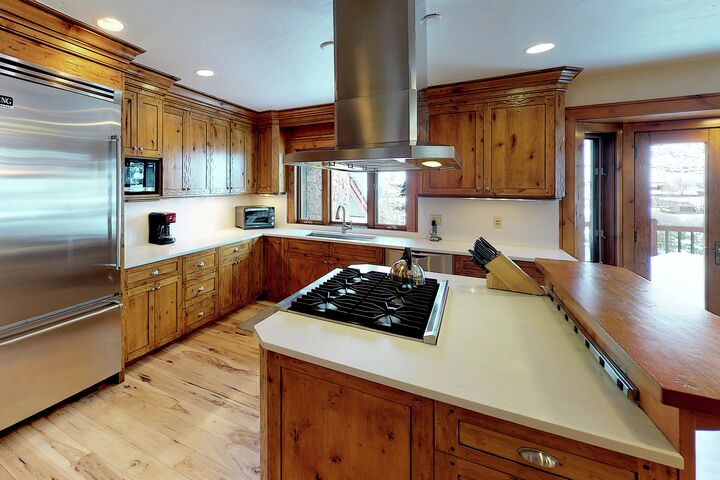 Redwood East - 4 Bdrm HT - Kitchen
