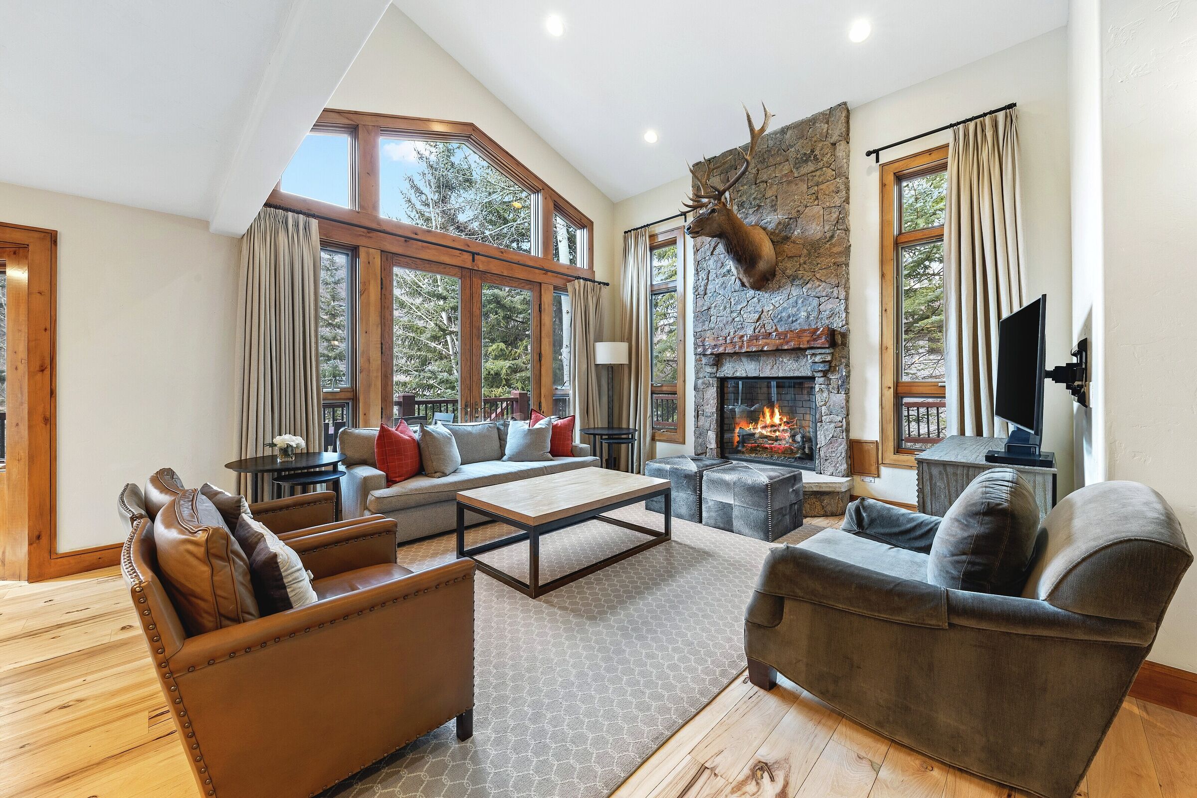 Redwood East - 4 Bdrm HT - Living Area