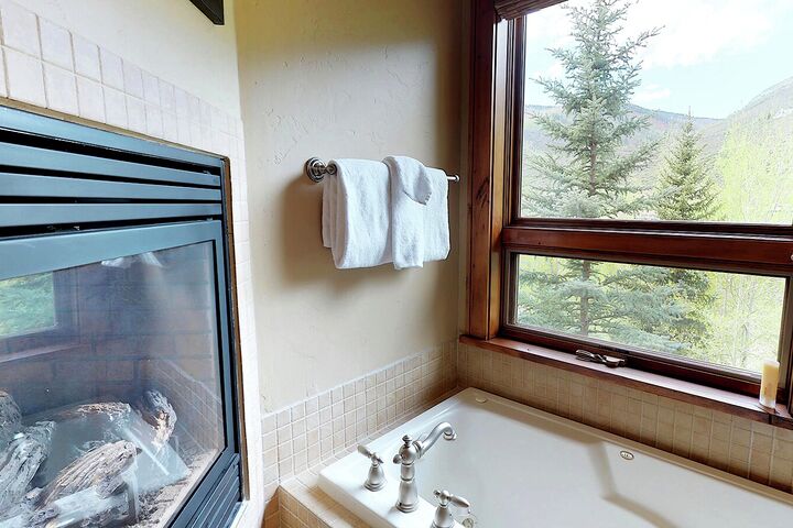 Redwood East - 4 Bdrm HT - Master Ensuite Bathroom