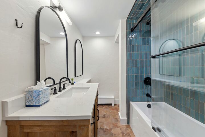 Cascade  Meadow - 5 Bdrm HT - Ensuite Bathroom