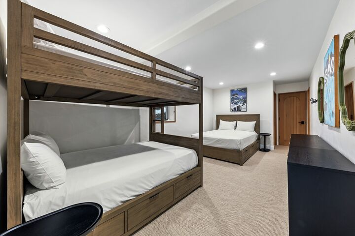 Cascade  Meadow - 5 Bdrm HT - Bedroom