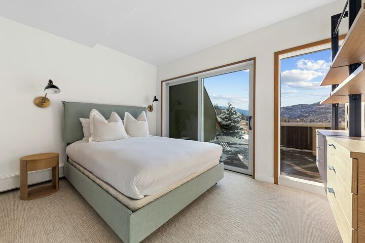 Cascade  Meadow - 5 Bdrm HT - Bedroom
