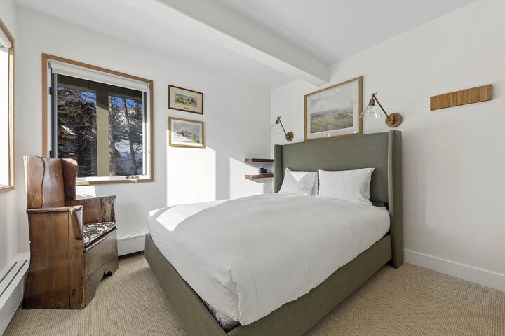 Cascade  Meadow - 5 Bdrm HT - Bedroom