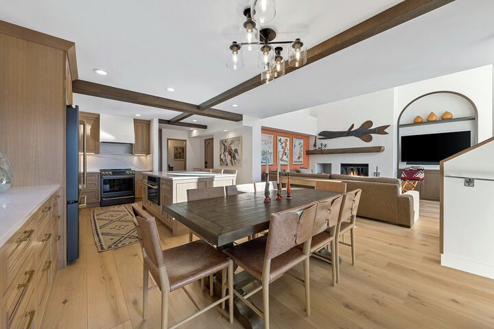 Cascade  Meadow - 5 Bdrm HT - Dining Area, Living Area & Kitchen