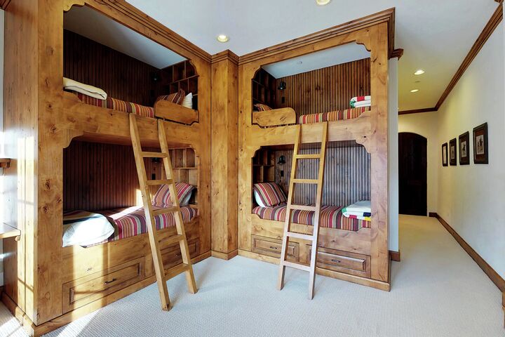 Ski Bridge North - 5 Bdrm Home - Bedroom