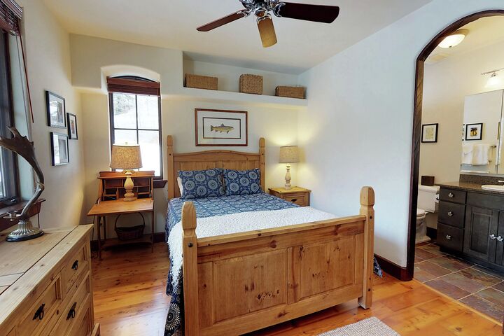 Ski Bridge North - 5 Bdrm Home - Bedroom