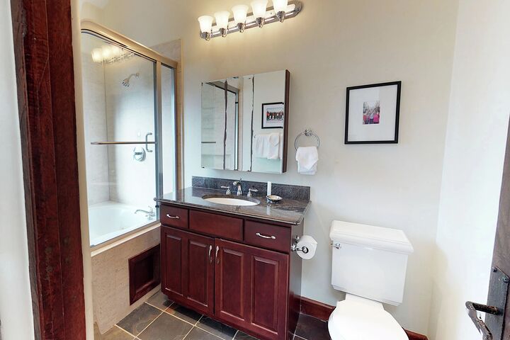 Ski Bridge North - 5 Bdrm Home - Ensuite Bathroom