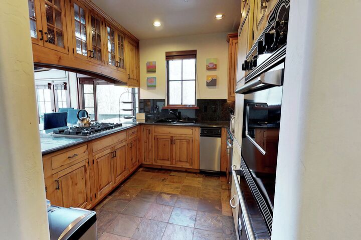 Ski Bridge North - 5 Bdrm Home - Kitchen