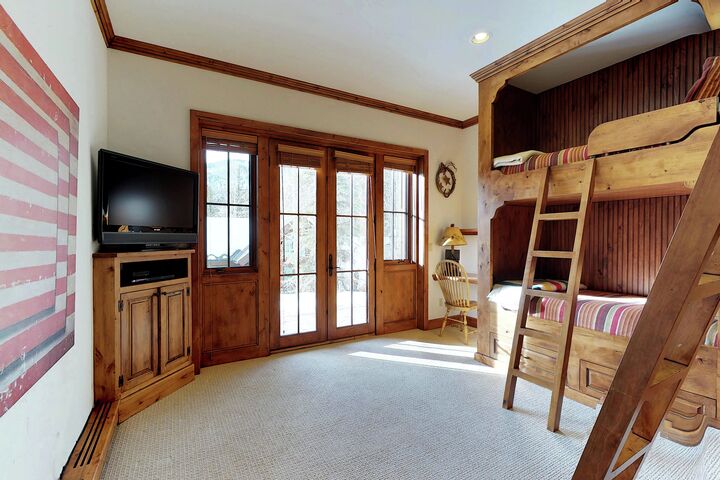 Ski Bridge North - 5 Bdrm Home - Bedroom