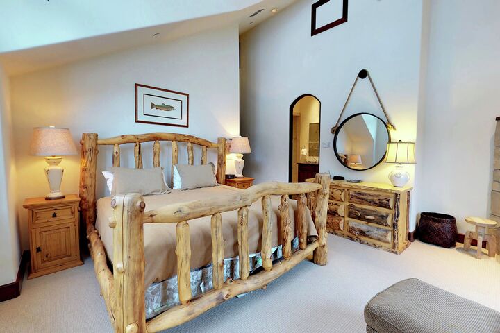 Ski Bridge North - 5 Bdrm Home - Master Bedroom