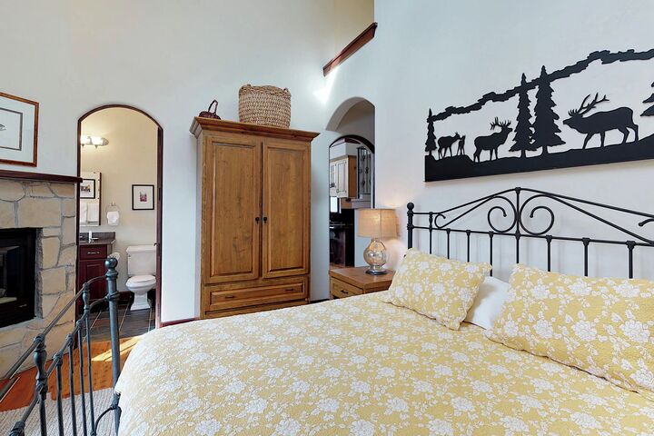 Ski Bridge North - 5 Bdrm Home - Bedroom