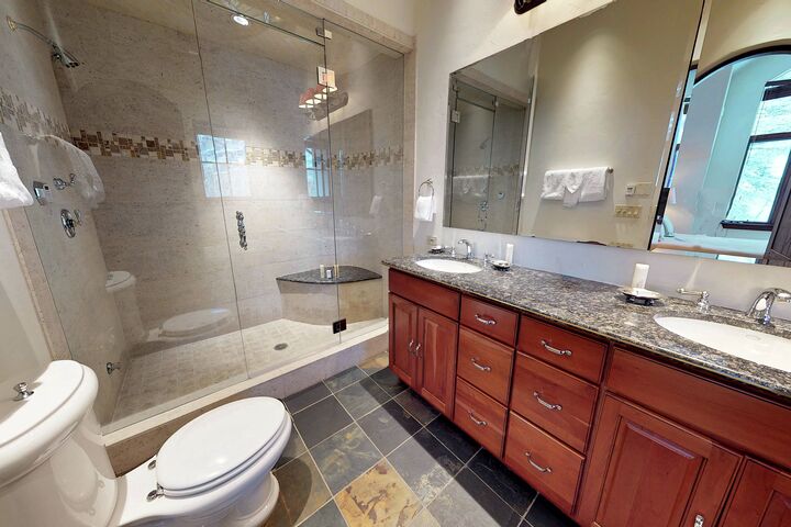 Ski Bridge North - 5 Bdrm Home - Master Ensuite Bathroom