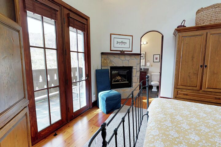 Ski Bridge North - 5 Bdrm Home - Bedroom