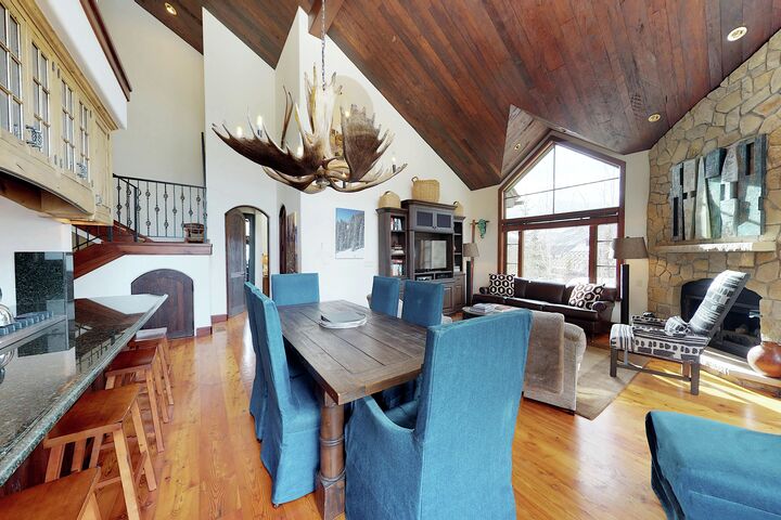 Ski Bridge North - 5 Bdrm Home - Dining Room