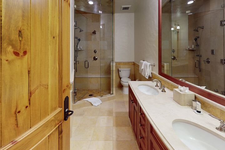 Horseshoe Hideaway - 6 Bdrm HT - Ensuite Bathroom