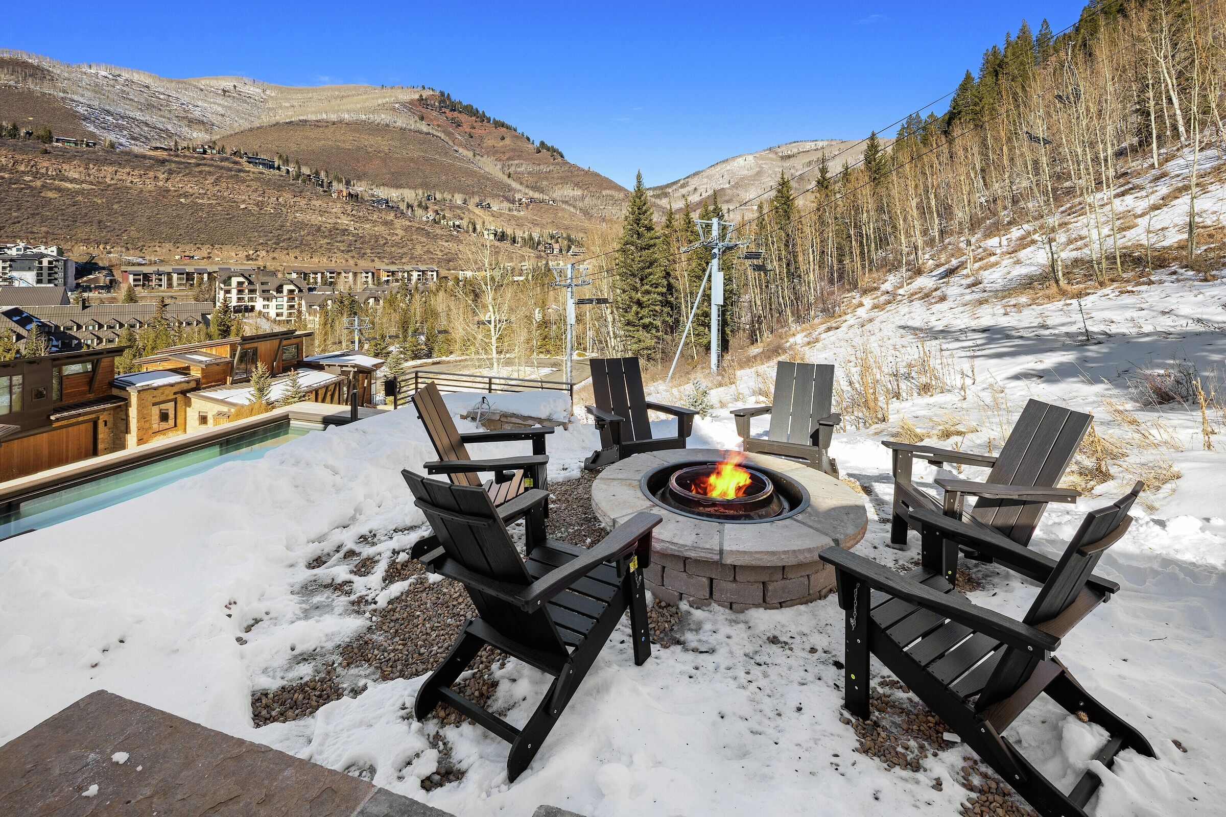 The Haven - 6 Bdrm HT & Pool - Side Patio with Firepit