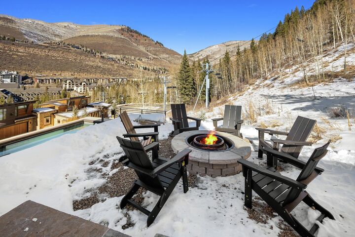 The Haven - 6 Bdrm HT & Pool - Side Patio with Firepit
