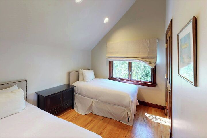 Chateau Hadarian - 9 Bdrm HT - Bedroom