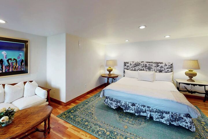 Chateau Hadarian - 9 Bdrm HT - Second Master Bedroom