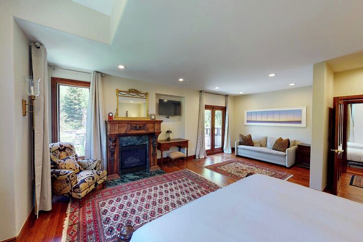 Chateau Hadarian - 9 Bdrm HT - Master Bedroom