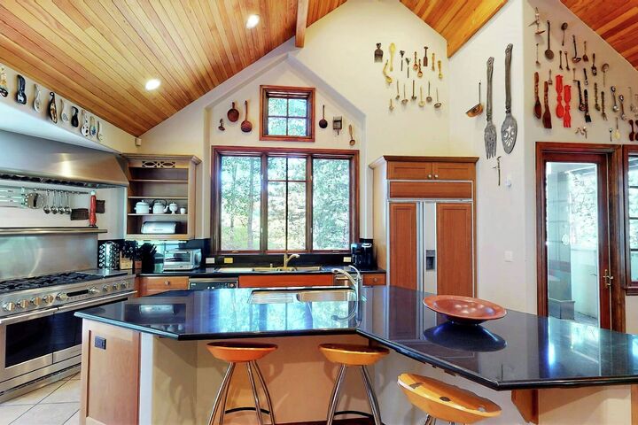 Chateau Hadarian - 9 Bdrm HT - Kitchen