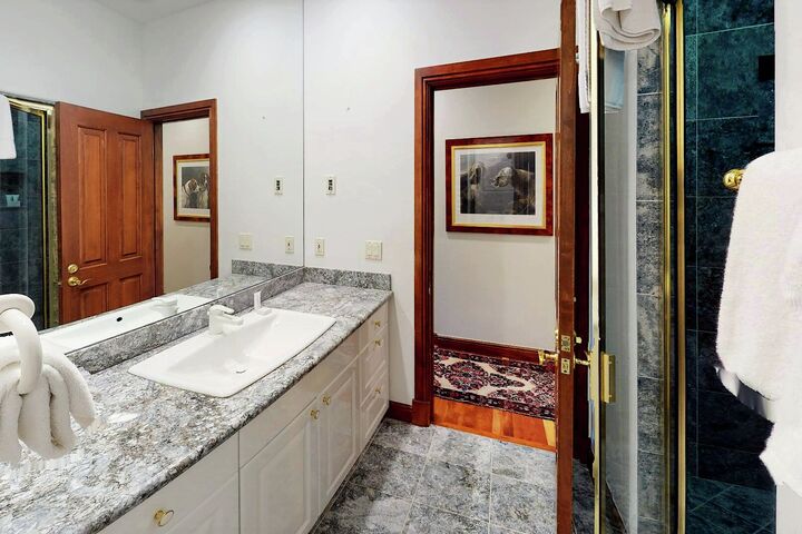 Chateau Hadarian - 9 Bdrm HT - Bathroom