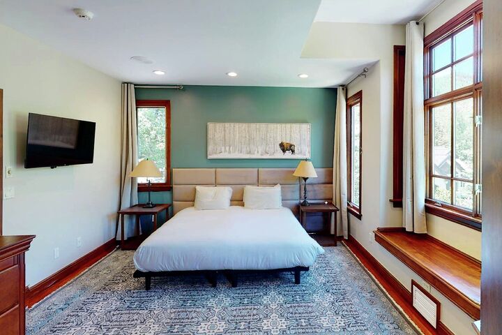 Chateau Hadarian - 9 Bdrm HT - Bedroom
