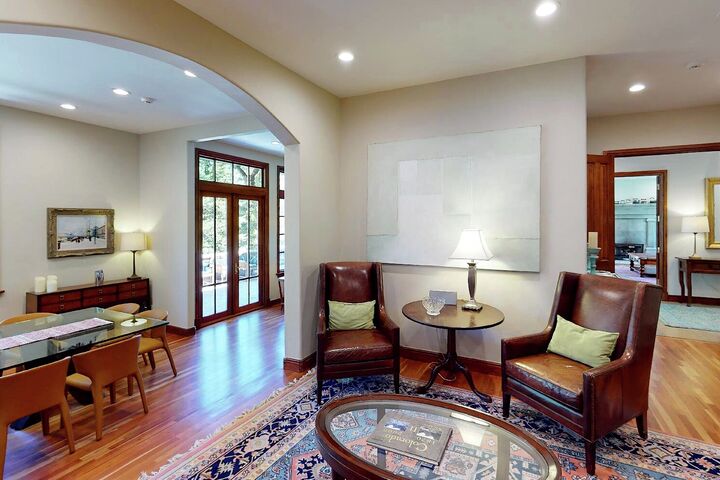 Chateau Hadarian - 9 Bdrm HT - Sitting Area