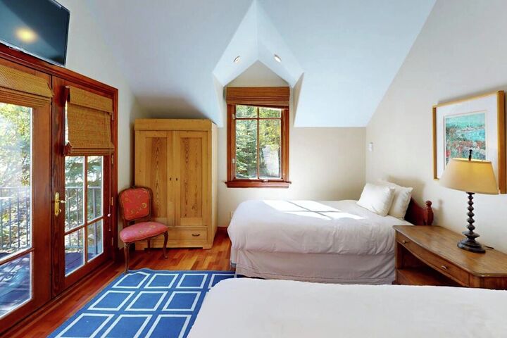Chateau Hadarian - 9 Bdrm HT - Bedroom