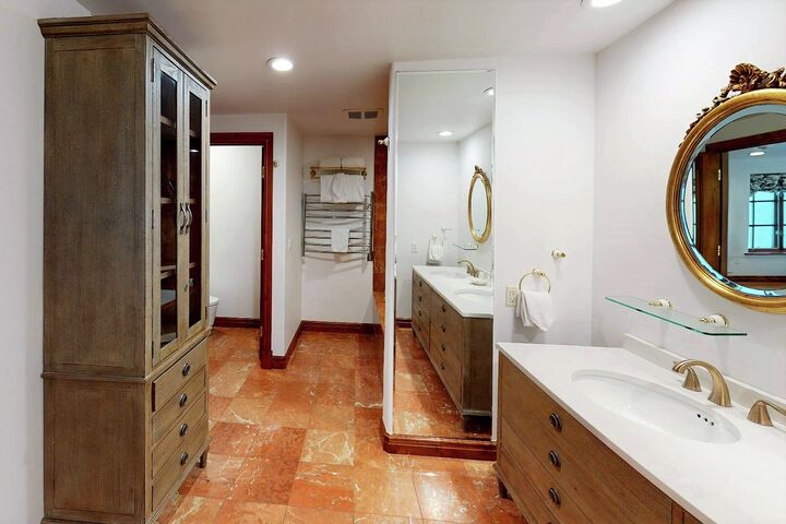 Chateau Hadarian - 9 Bdrm HT - Second Master Ensuite Bathroom