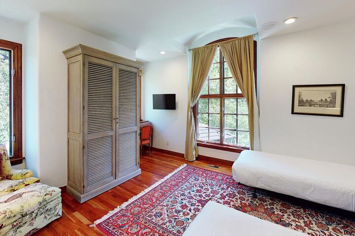 Chateau Hadarian - 9 Bdrm HT - Bedroom