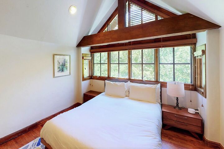 Chateau Hadarian - 9 Bdrm HT - Bedroom