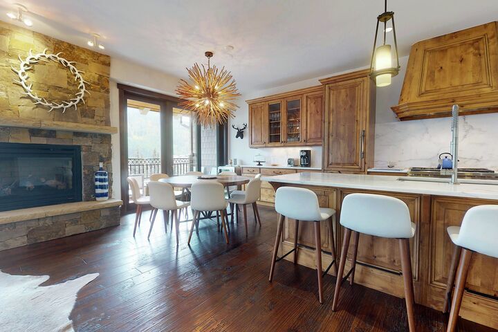 #513 - Dining Area & Kitchen