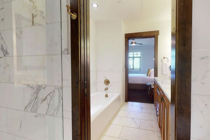 #513 - Ensuite Bathroom