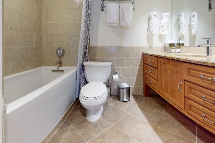 #405 - Ensuite Bathroom