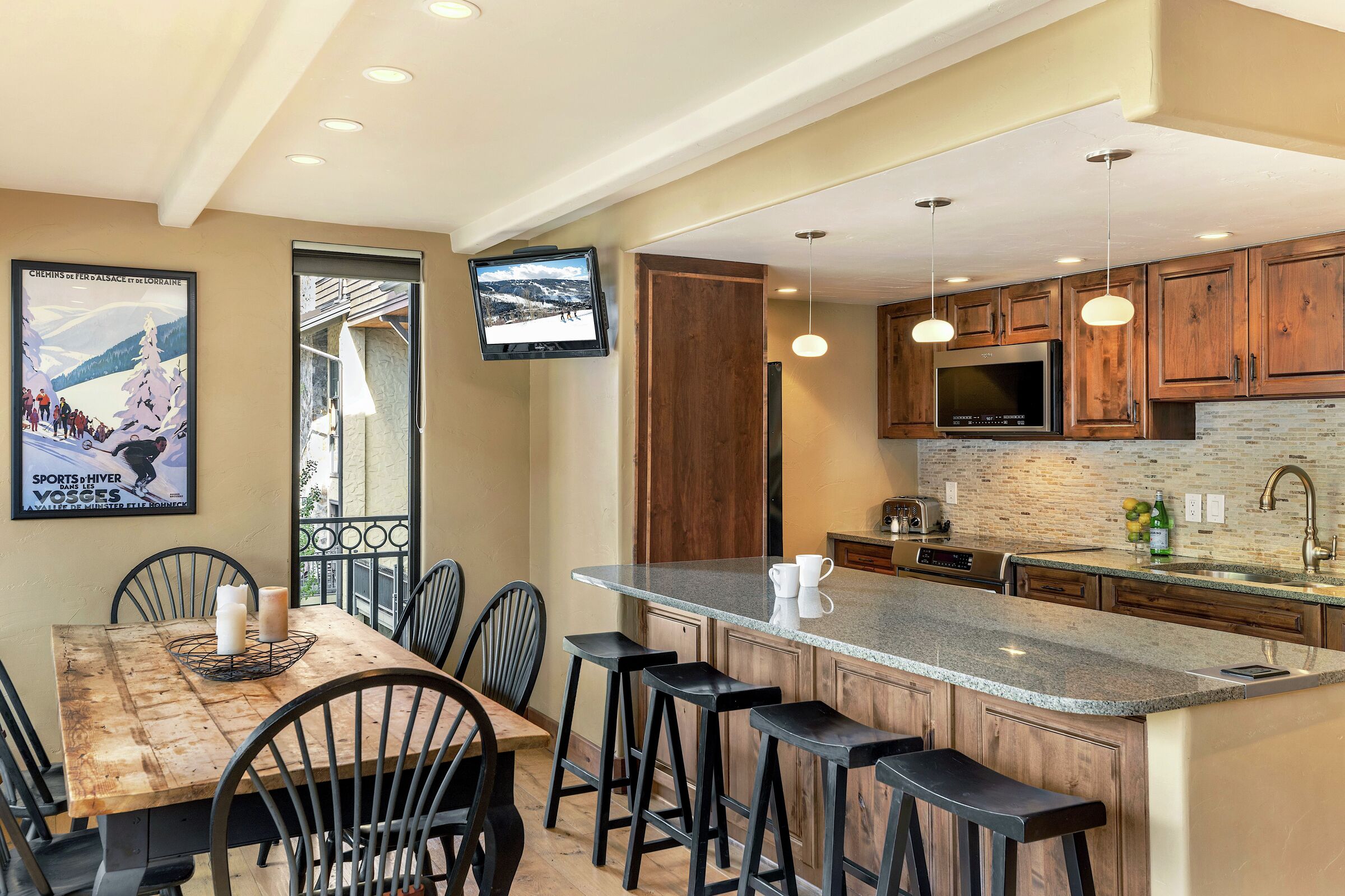 #305 - Dining Area & Kitchen