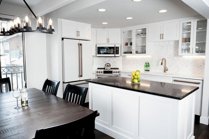 #605 - Dining Area & Kitchen