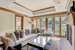 4 Bdrm Valley View - Living Room