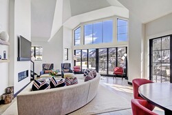 5 Bdrm Mountain View Penthouse - Living Room
