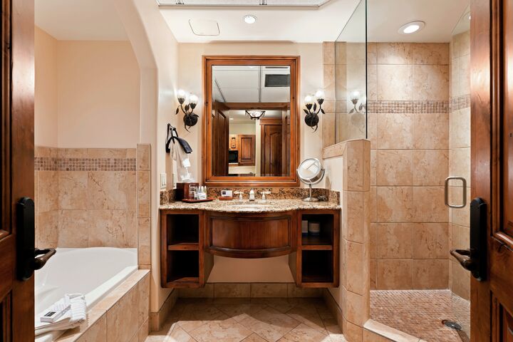 Premium Mountain View - 1 King - Bathroom