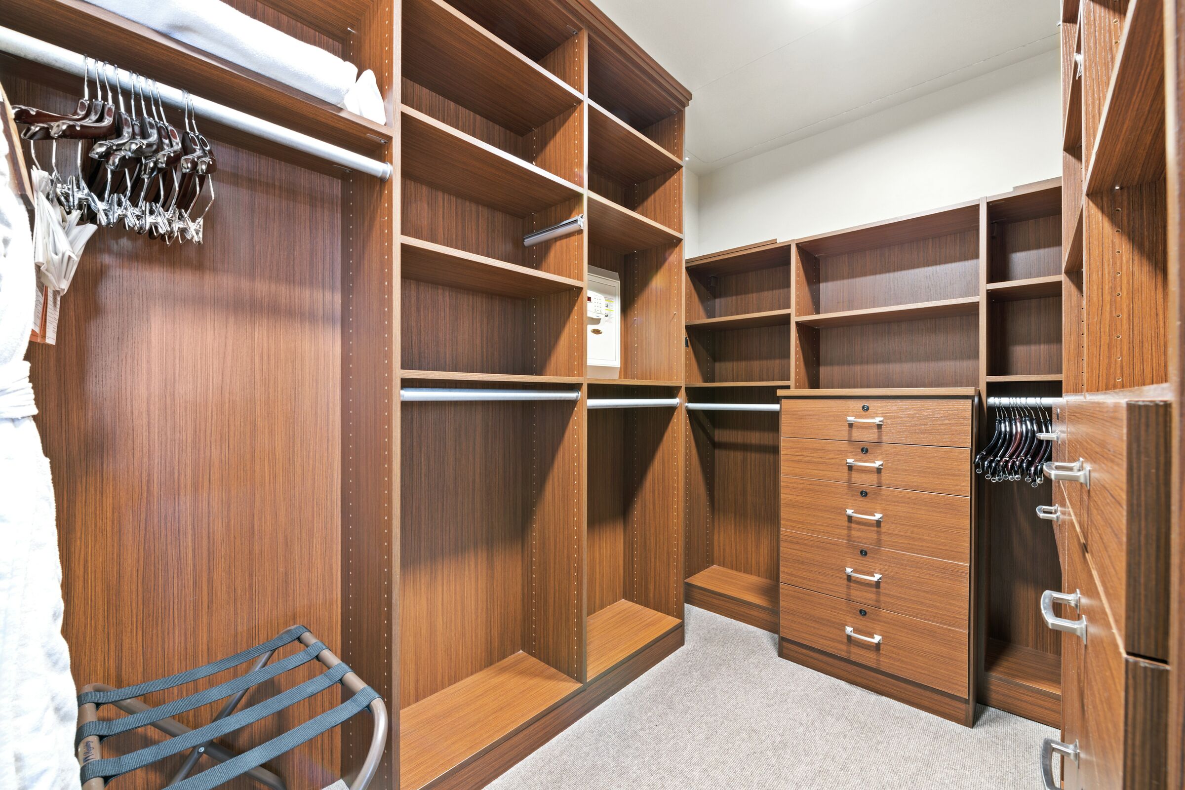#3DE - Master Walk-in Closet