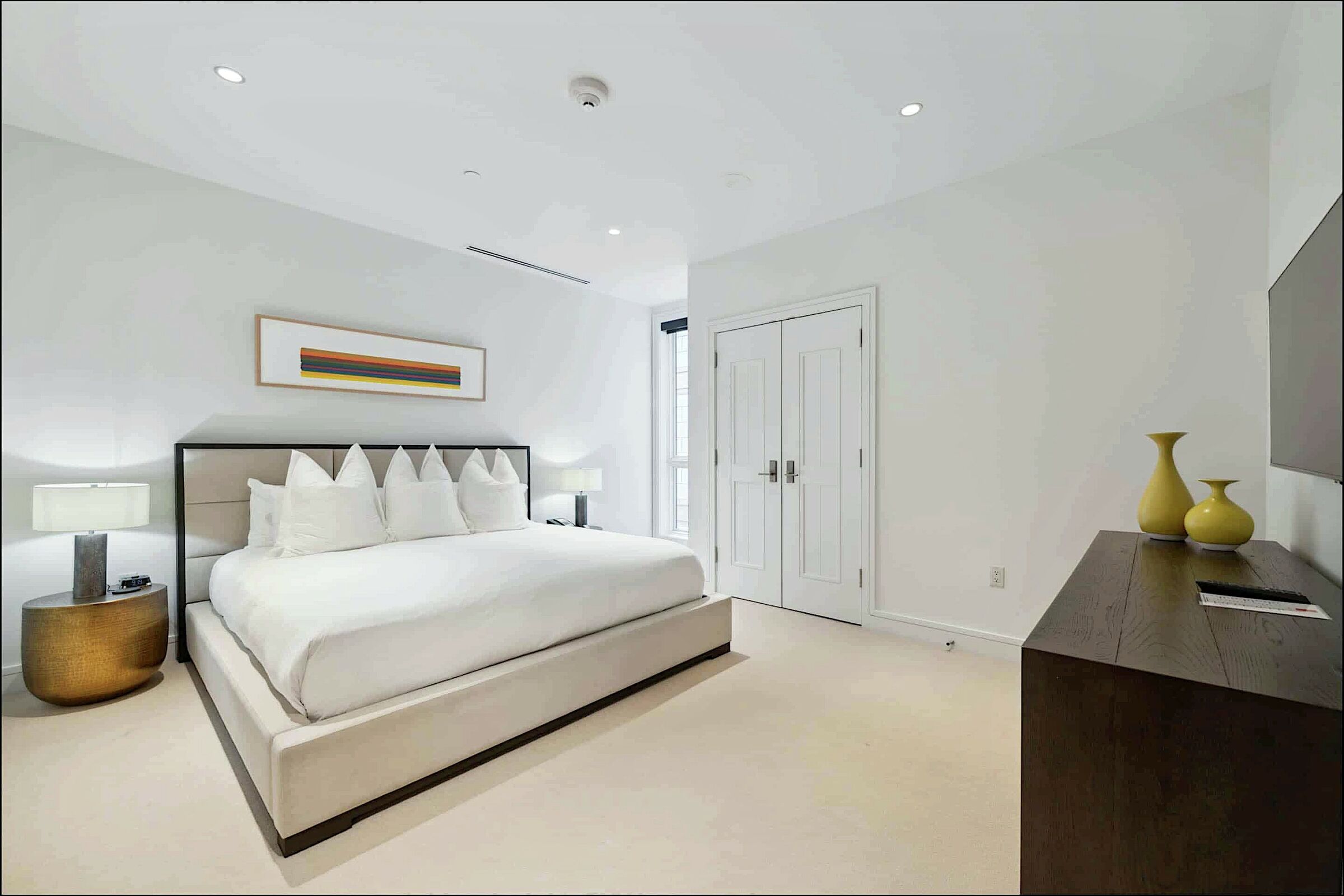 #6DE - Bedroom