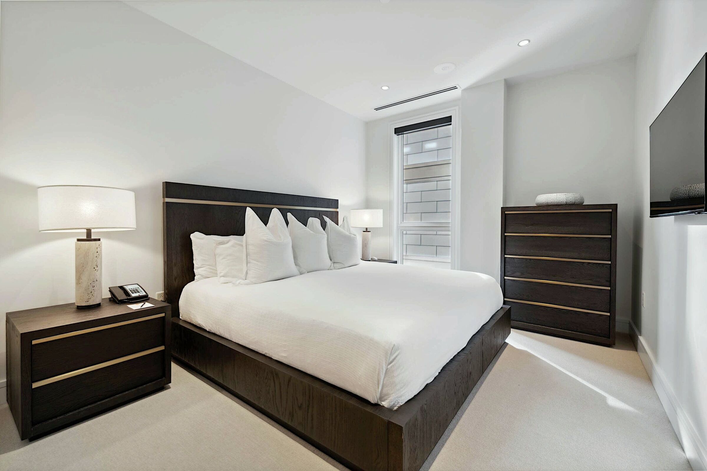 #6DE - Bedroom