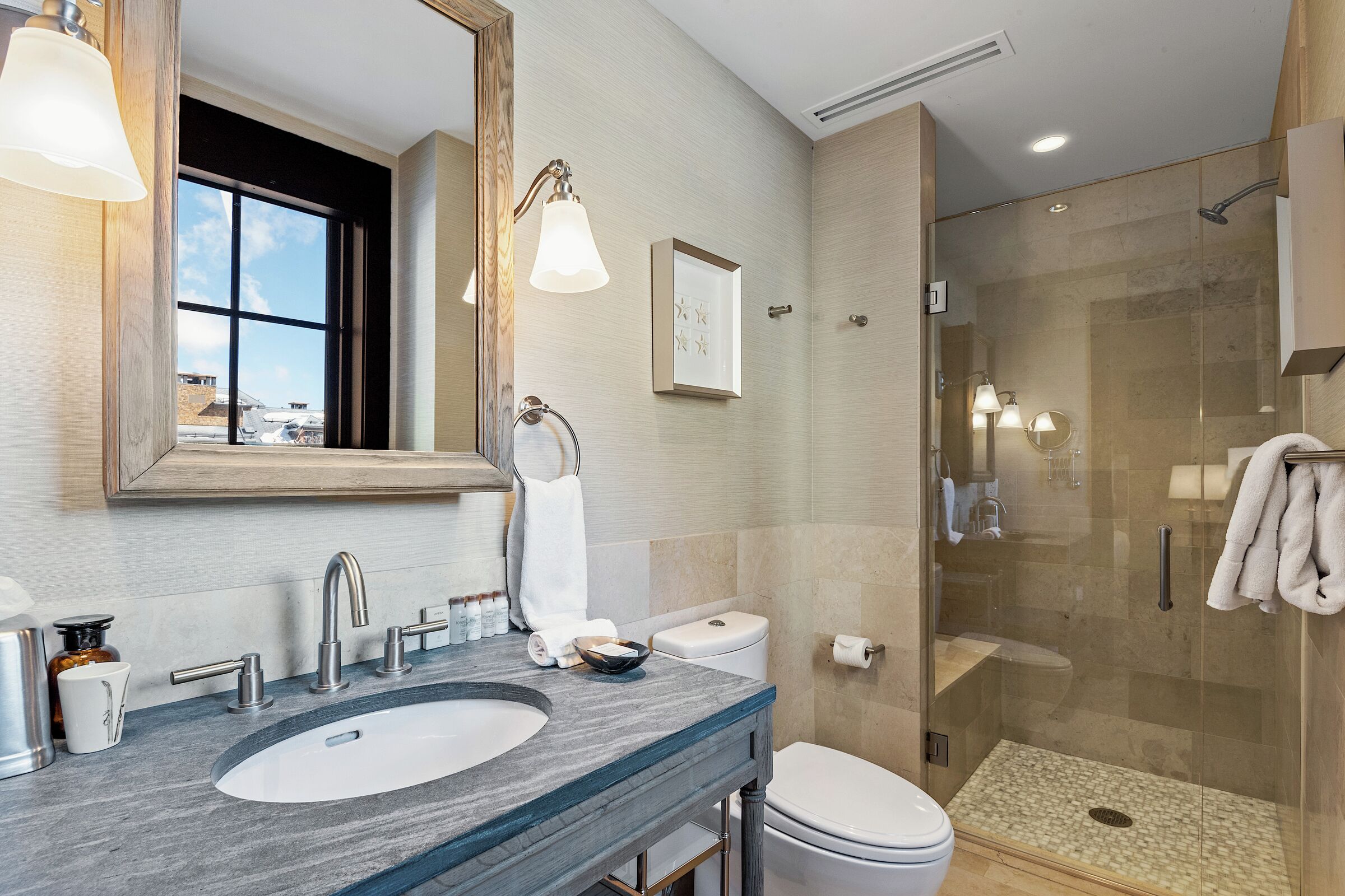 #3HE - Bathroom